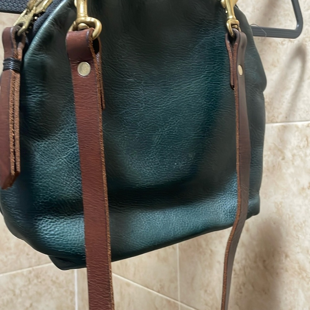Eleven thirty brand. Green and brown. Excellent bag!! 100% leather.